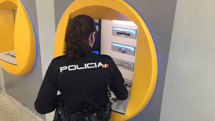 Dos atracadores armados se llevan más de 200.000 € de una sucursal bancaria de Valencia
