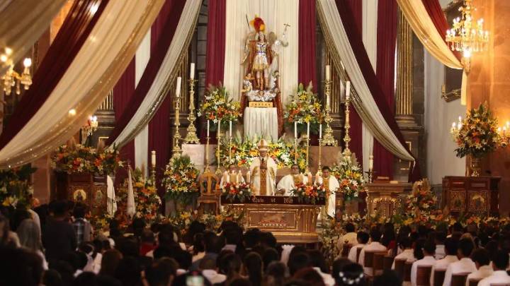 Obispo de Celaya preside misa en honor a San Miguel Arcángel en San Miguel de Allende