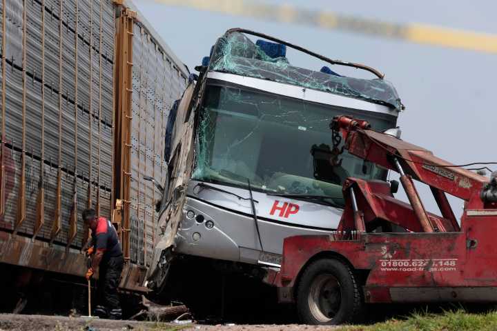 Protección Civil de México aumentó la cifra de muertos por tren que chocó contra un autobús