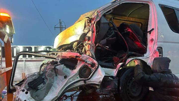 Choque entre camión de paquetería y transporte de personal deja un hombre prensado y cuatro lesionados al sur de la capital