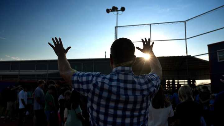 'Heavy on our hearts': Prayer vigil held for Minco softball team