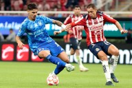 Chivas empata sin goles con Tigres en partido demorado por tormenta eléctrica