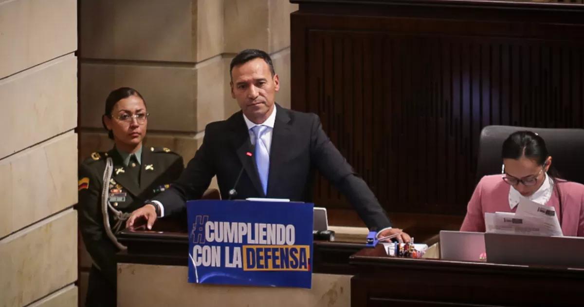 Ministro de Defensa descarta aspersión aérea y defiende fumigación controlada contra cultivos