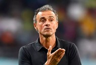 Luis Enrique sufrió una aparatosa caída y será hospitalizado: «Fractura de clavícula»