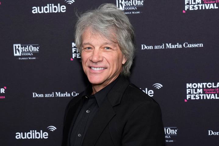 Jon Bon Jovi habló sobre la bebé que adoptaron Millie Bobby Brown y su hijo: “Es una locura”