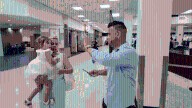 Padre cubano se autodeporta dejando a su esposa y niña en EEUU