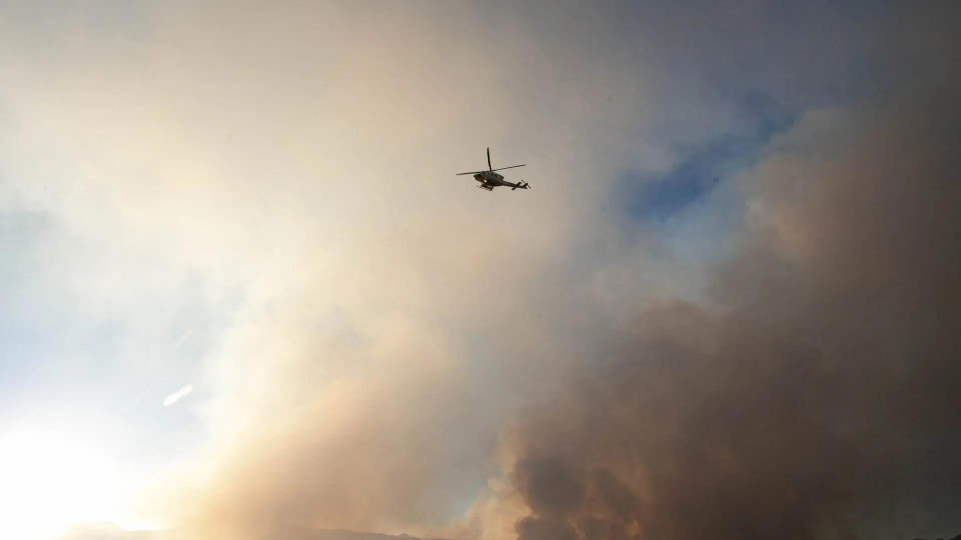 Más de 300 efectivos luchan contra las llamas en el incendio de Peñalba de la Sierra
