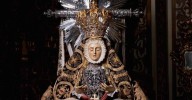 Las espectaculares imágenes de la Virgen de las Angustias sobre las andas procesionales, en la víspera del último domingo de septiembre 2025