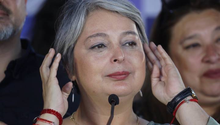 Jeannette Jara marca distancia y reconoce que Cuba “claramente no es una democracia”