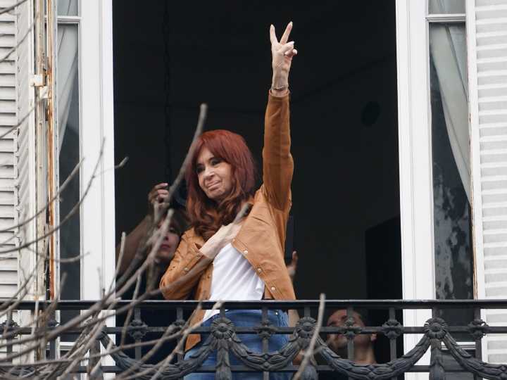 Cristina Kirchner cumplió 100 días presa, juntó a la militancia y atacó a Milei:"¡Que olor a default!"