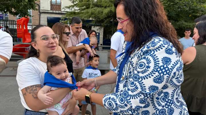 Alrededor de 80 bebés nacidos en el último año reciben la pañoleta ‘Mis primeras fiestas’ en Binéfar