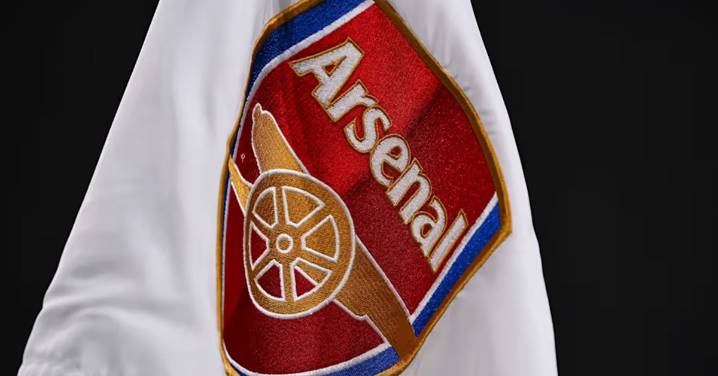 Excanterano del Arsenal muere tras una lesión cerebral en un partido
