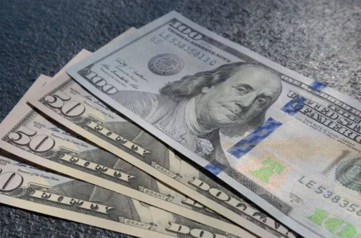 El dólar oficial cerró a casi $1.400 en el inicio de la semana y se acercó al techo de la banda