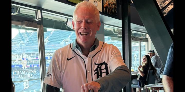 Randy O'Neal receives 1984 Tigers World Series ring