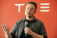 Elon Musk presume de riqueza y compra acciones de Tesla por 1.000 millones de dólares