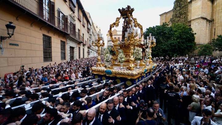 GALERÍA | La Virgen de la Victoria vuelve en procesión a su basílica