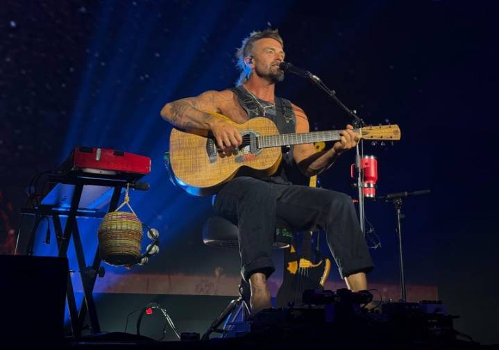 Xavier Rudd conquista el Roig Arena