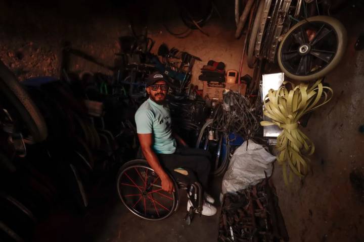 César Heredia, el héroe de las sillas de ruedas y su Sr. Taller