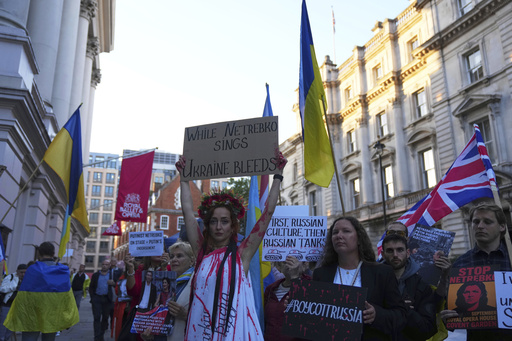 Protestan por presentación de soprano rusa Anna Netrebko en Teatro Real de Ópera de Londres