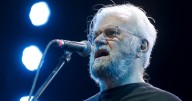Eduardo Carrasco de Quilapayún y su nueva vida en Europa: “En Francia me voy a morir bien, en Chile yo estaba solo”