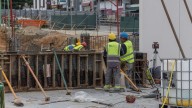 Muchas obras para pocas manos en la construcción