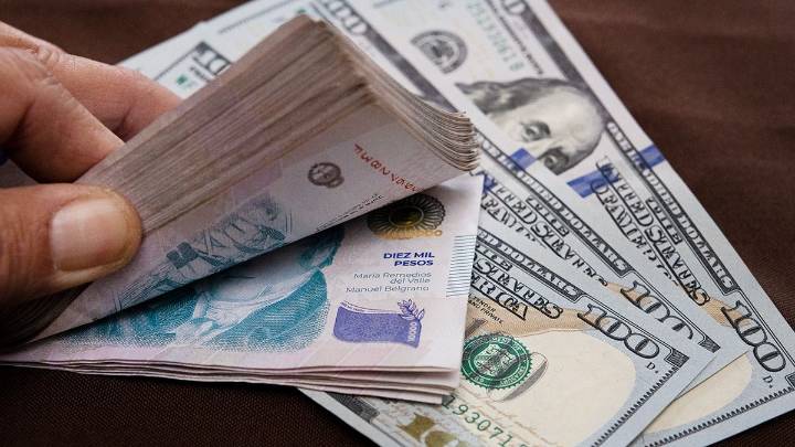 Cae el dólar blue: cuál será su máximo valor en octubre según los especuladores