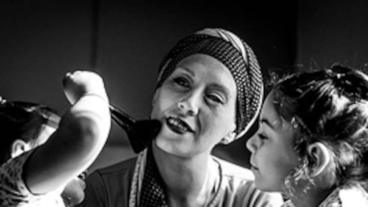 El amor como una forma de resistencia: la historia de la foto de Estefanía y sus hijas en plena batalla contra el cáncer de mama