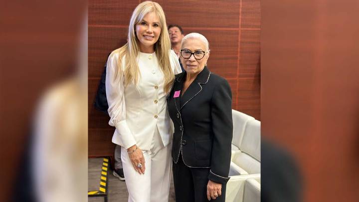 Galardonan a presidenta del DIF Nayarit por su labor social