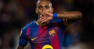 El FC Barcelona goleó al Valencia y le pisa los talones al líder Real Madrid.