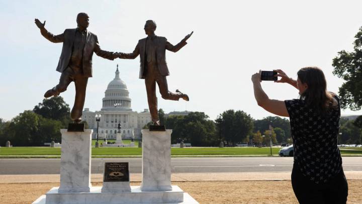 Una misteriosa estatua colocada delante del Capitolio celebra la amistad "duradera" de Trump y Jeffrey Epstein