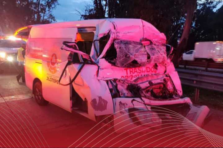 Choca ambulancia de Jilotepec en la vía México-Queretaro; hay dos muertos