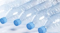 Con una botella de plástico, creá el portarretratos más original y vistoso para lucir en tu living o regalar