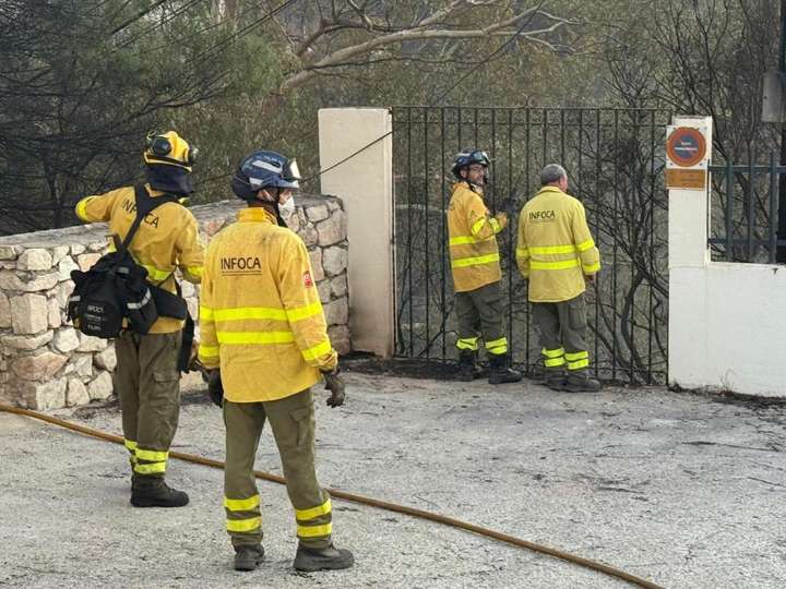Un incendio obliga al desalojo de viviendas en el entorno de Carretera del Sol en Benalmádena