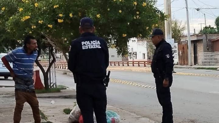 Le ganó el cansancio. Hombre se duerme en vía pública y causa pánico; pensaban que estaba muerto