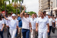 Miles de personas acompañan al presidente de Ecuador en marcha por "la paz y la justicia"
