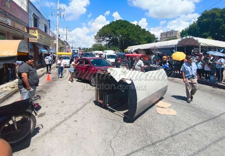 Mototaxi vuelca en pleno centro de Umán tras un choque