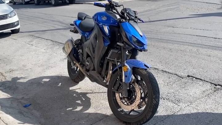 Motociclista queda lesionado tras intentar rebasar en sentido contrario