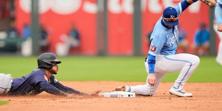 Mariners’ rare challenge helps secure win over Royals, tie Astros for first place in AL West