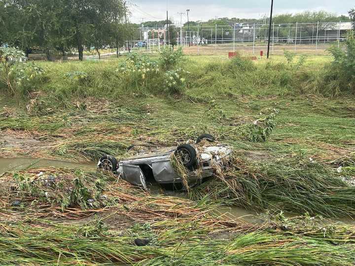 Localizan auto arrastrado por corriente de arroyo en Apodaca