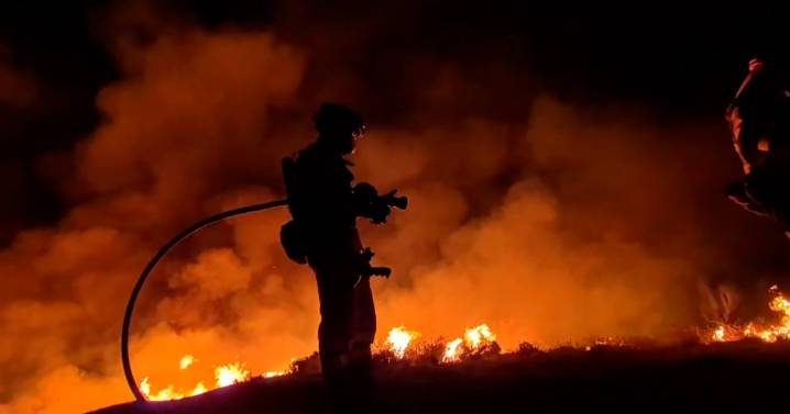 La UME refuerza labores contra el incendio del Pico del Lobo