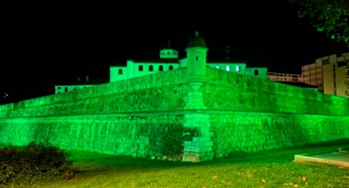 ¿Por qué se tiñen de verde los monumentos en Extremadura este jueves?