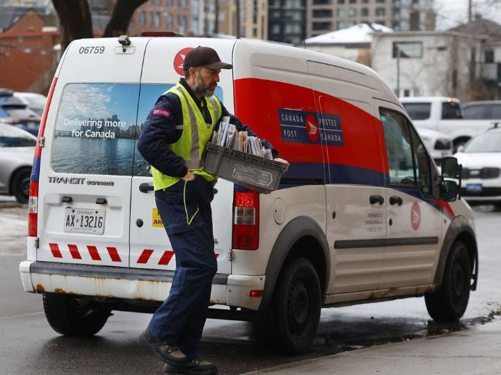 Federal government to end Canada Post door