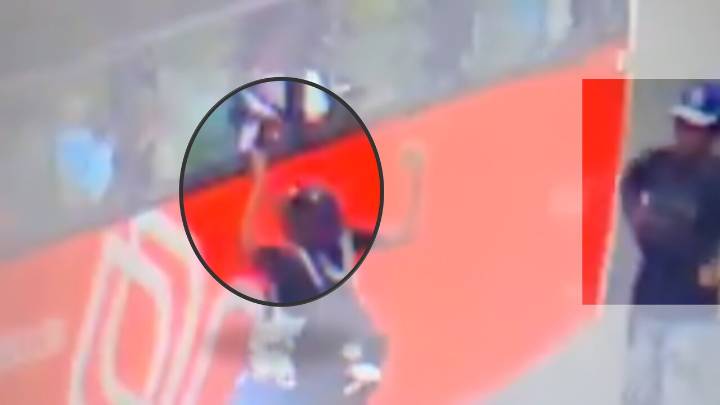 ¡Sonrían… están en cámara! Le raponiaron un celular a una mujer que iba en un bus en Medellín y todos lo vieron
