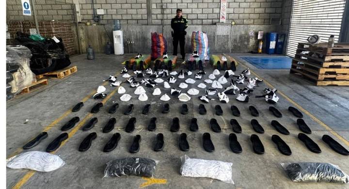 Operativo en Santa Marta resultó con sorpresivo aprehensión de $750 millones en mercancía contrabando Entre los elementos incautados se encuentran gafas de aumento, patines, gorras, suelas para calzad