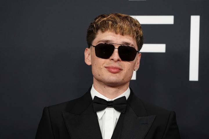 Peso Pluma hace historia en la moda: es el primer mexicano embajador del CFDA en New York Fashion Week 2025