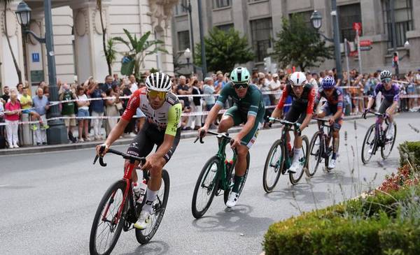 Pedersen esprinta hacia la victoria en la 15ª etapa de la Vuelta, Vingegaard sigue como líder