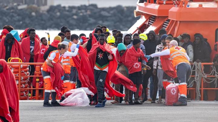 Canarias refuerza su personal para dar celeridad al traslado de menores migrantes no acompañados