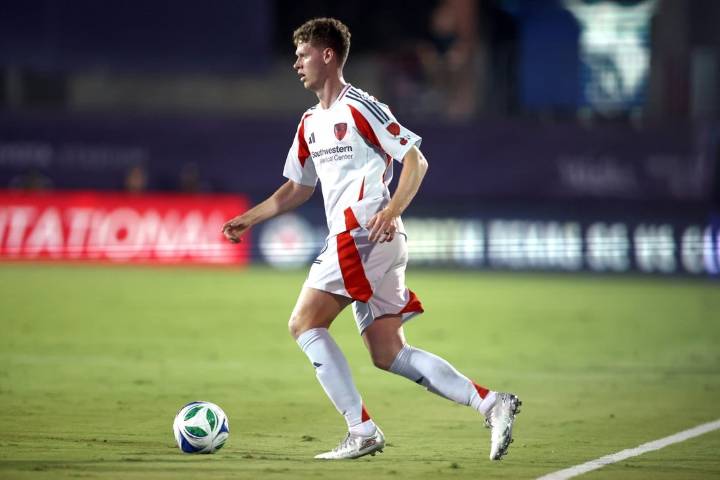 Deadspin | Dallas swarms Rapids, makes ground in West standings