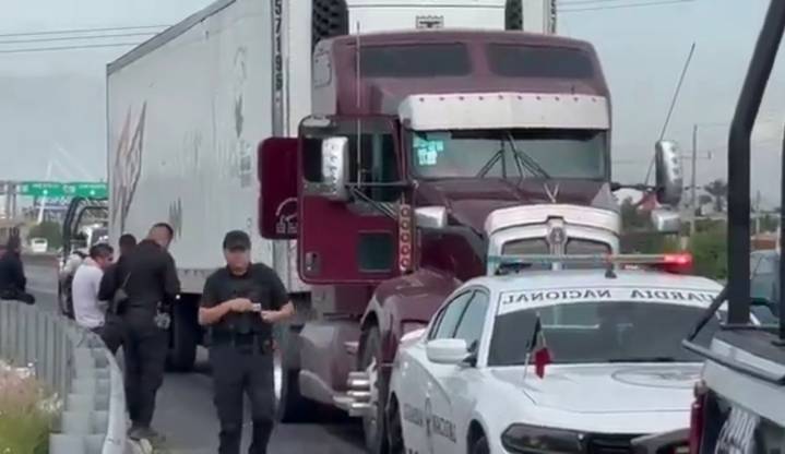 Policía Estatal y Guardia Nacional frustran asalto a tráiler y rescatan a chofer en la Puebla