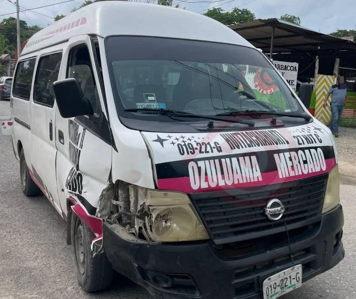 Conductor de Urvan pasajera impactó 2 carros e intentó huir